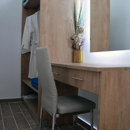 Zeus Throne Aparthotel